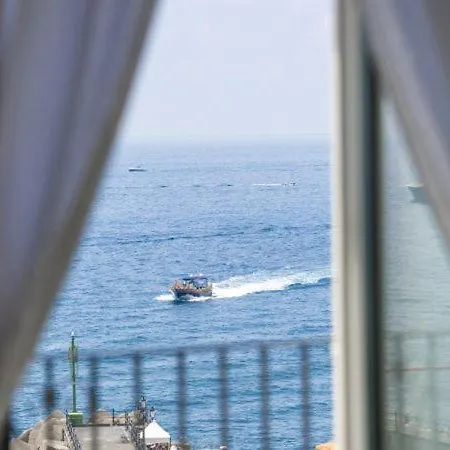 Sleeps 4 Air Con Wifi Appartamento